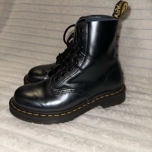 Doc Martin classic black, lace up boot